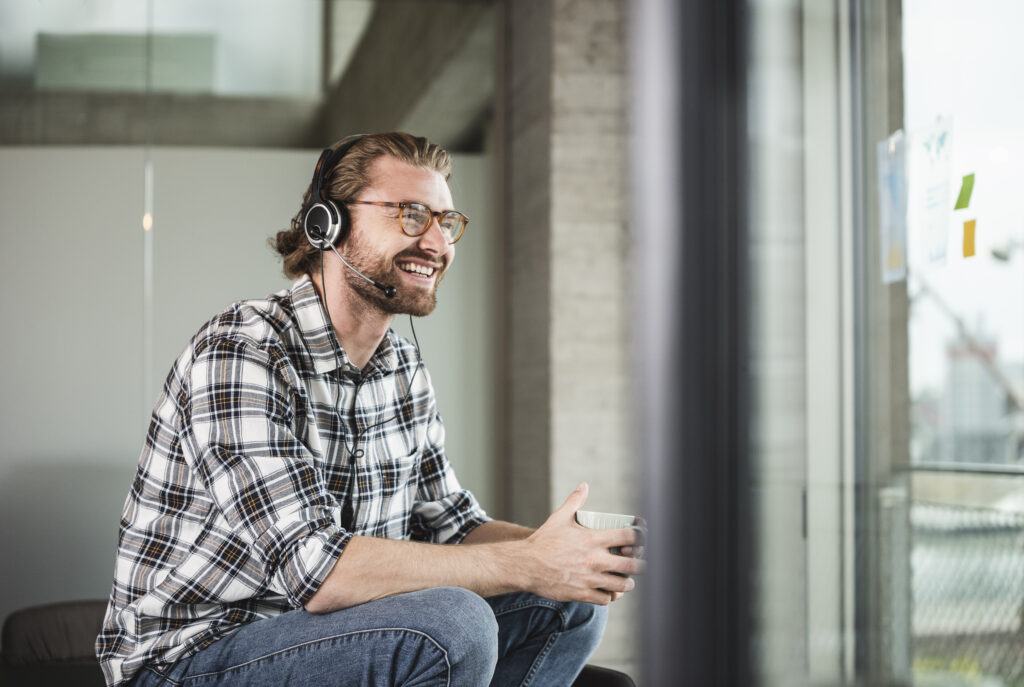 Kursprodusent med headset spiller inn lyd