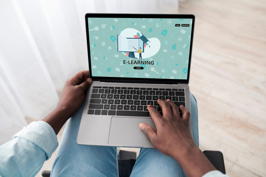 Person tester et digitalt kurs på laptop